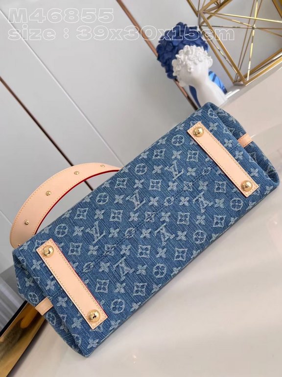 M46855 】Louis Vuitton introduces the new CarryAll medium handbag in Monogram canvas and leather trimmings for a flattering design. With a zipper pocket inside, the removable zipper clutch adds a functional element, with 