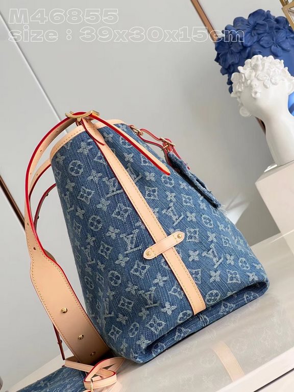 M46855 】Louis Vuitton introduces the new CarryAll medium handbag in Monogram canvas and leather trimmings for a flattering design. With a zipper pocket inside, the removable zipper clutch adds a functional element, with 