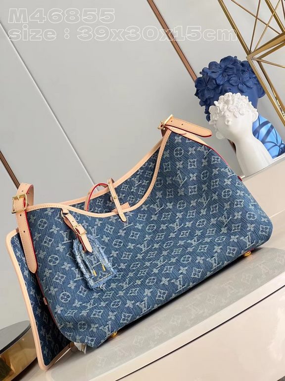 M46855 】Louis Vuitton introduces the new CarryAll medium handbag in Monogram canvas and leather trimmings for a flattering design. With a zipper pocket inside, the removable zipper clutch adds a functional element, with 