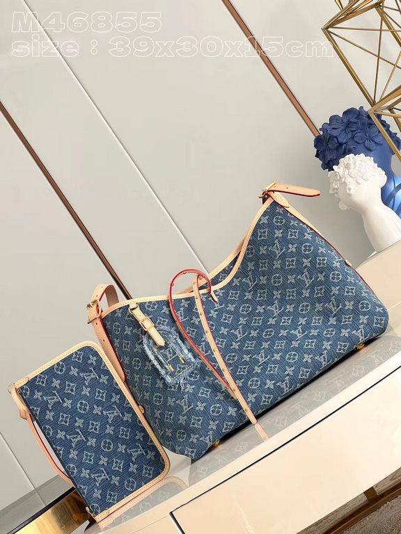 M46855 】Louis Vuitton introduces the new CarryAll medium handbag in Monogram canvas and leather trimmings for a flattering design. With a zipper pocket inside, the removable zipper clutch adds a functional element, with 