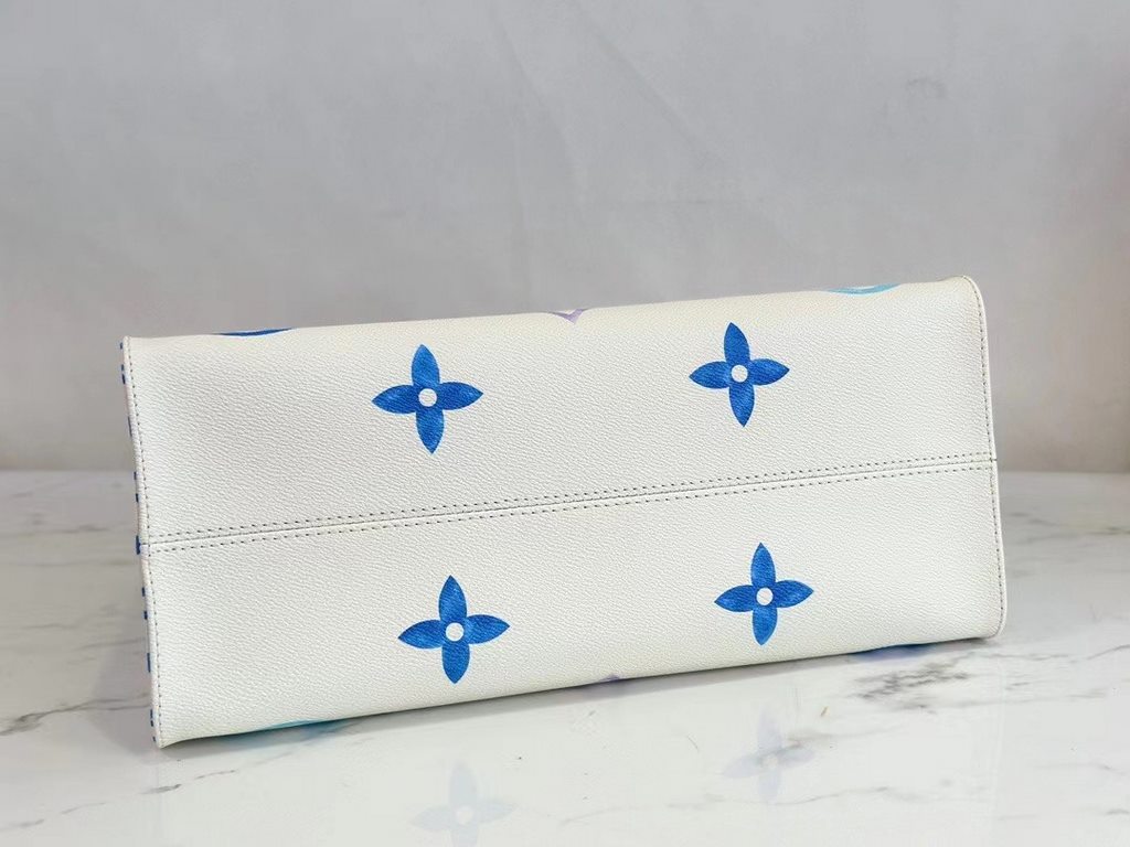 M22975 BlueOnTheGo Medium Season's newest addition to the Four Square Bags mommy bag collection, the OnTheGo Medium is made of coated canvas depicting a large Monogram pattern, then trimmed and lined with an intricate Mo