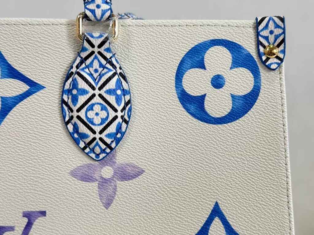 M22975 BlueOnTheGo Medium Season's newest addition to the Four Square Bags mommy bag collection, the OnTheGo Medium is made of coated canvas depicting a large Monogram pattern, then trimmed and lined with an intricate Mo