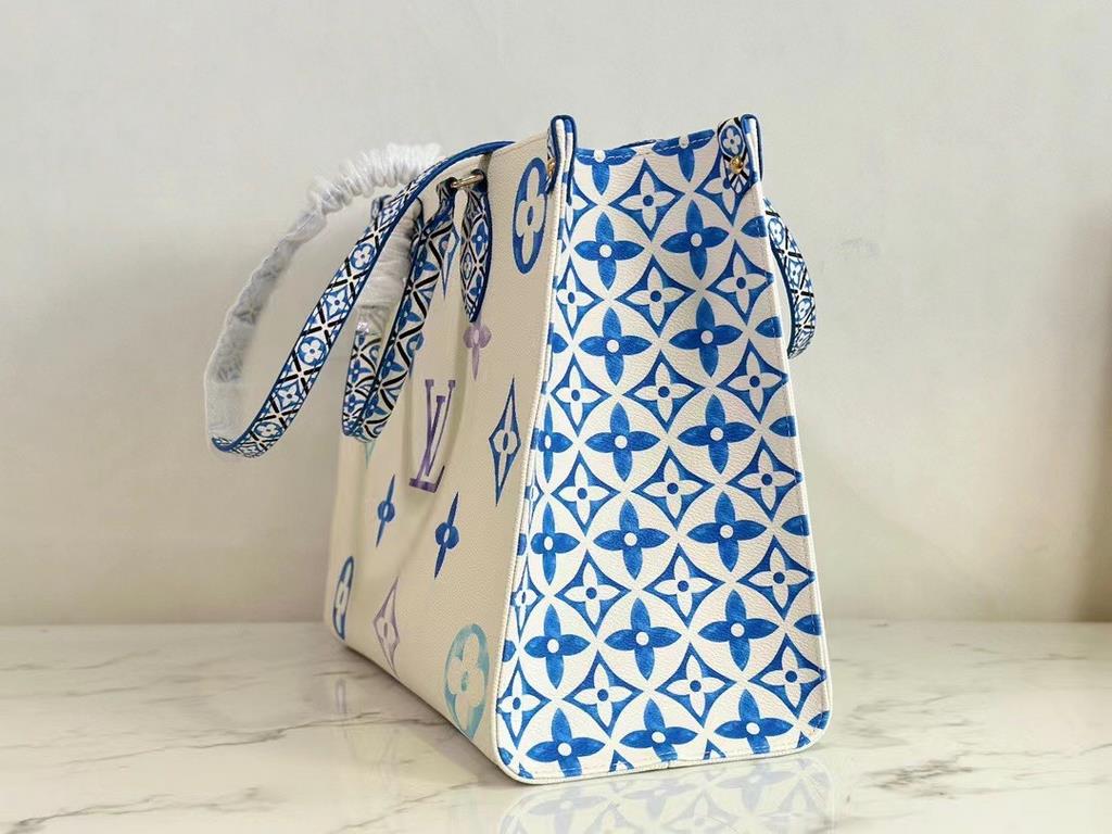 M22975 BlueOnTheGo Medium Season's newest addition to the Four Square Bags mommy bag collection, the OnTheGo Medium is made of coated canvas depicting a large Monogram pattern, then trimmed and lined with an intricate Mo