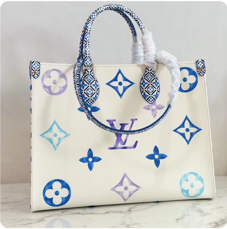 M22975 BlueOnTheGo Medium Season's newest addition to the Four Square Bags mommy bag collection, the OnTheGo Medium is made of coated canvas depicting a large Monogram pattern, then trimmed and lined with an intricate Mo