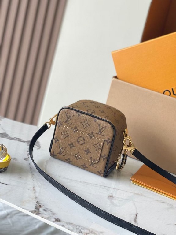 Top [Exclusive M47096 Yellow Flower 】 This Just In Case bag from the SpringSummer 2024 collection is a reinterpretation of Louis Vuitton's travel heritage by designer Nicolas Ghesquière in a new and stylishly glamorous d