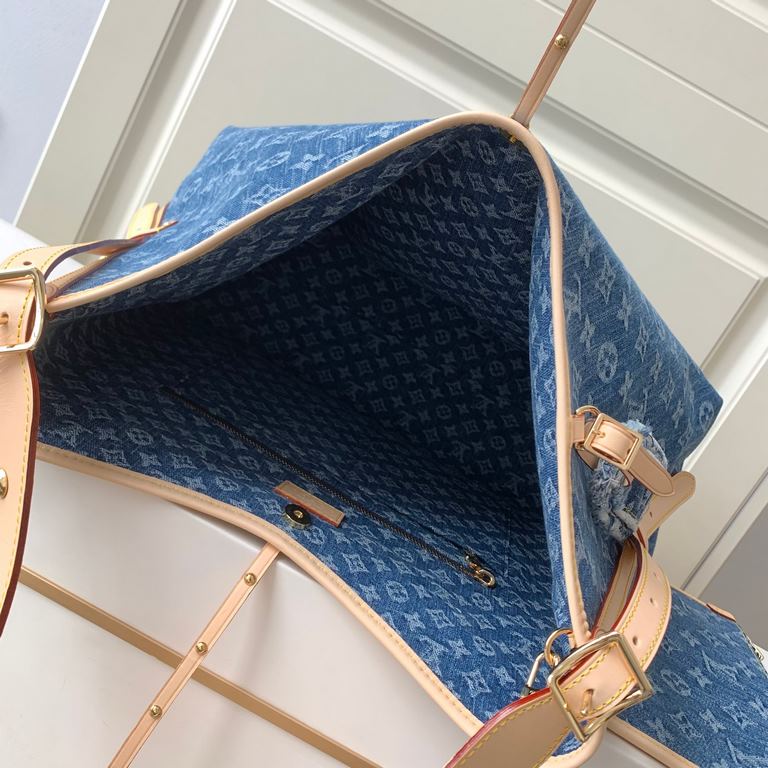 Top M46855 Blue The leather is genuine French grade A quality, handmade, oiled edges with very fine details Size 39x30x15