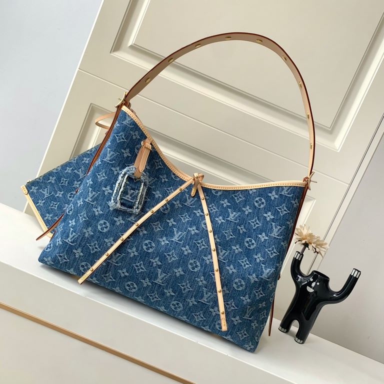 Top M46855 Blue The leather is genuine French grade A quality, handmade, oiled edges with very fine details Size 39x30x15