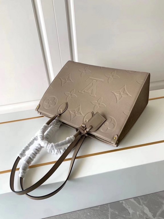 TopM44921 M44925ONTHEGO HANDBAG EMBOSSED For work, shopping or a weekend getaway, grab the Onthego handbag and go. The oversized Monogram print contrasts with the mini Monogram trim, and the ample lining gives it an edgy