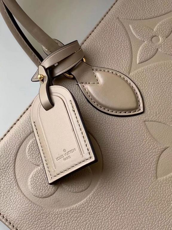 TopM44921 M44925ONTHEGO HANDBAG EMBOSSED For work, shopping or a weekend getaway, grab the Onthego handbag and go. The oversized Monogram print contrasts with the mini Monogram trim, and the ample lining gives it an edgy