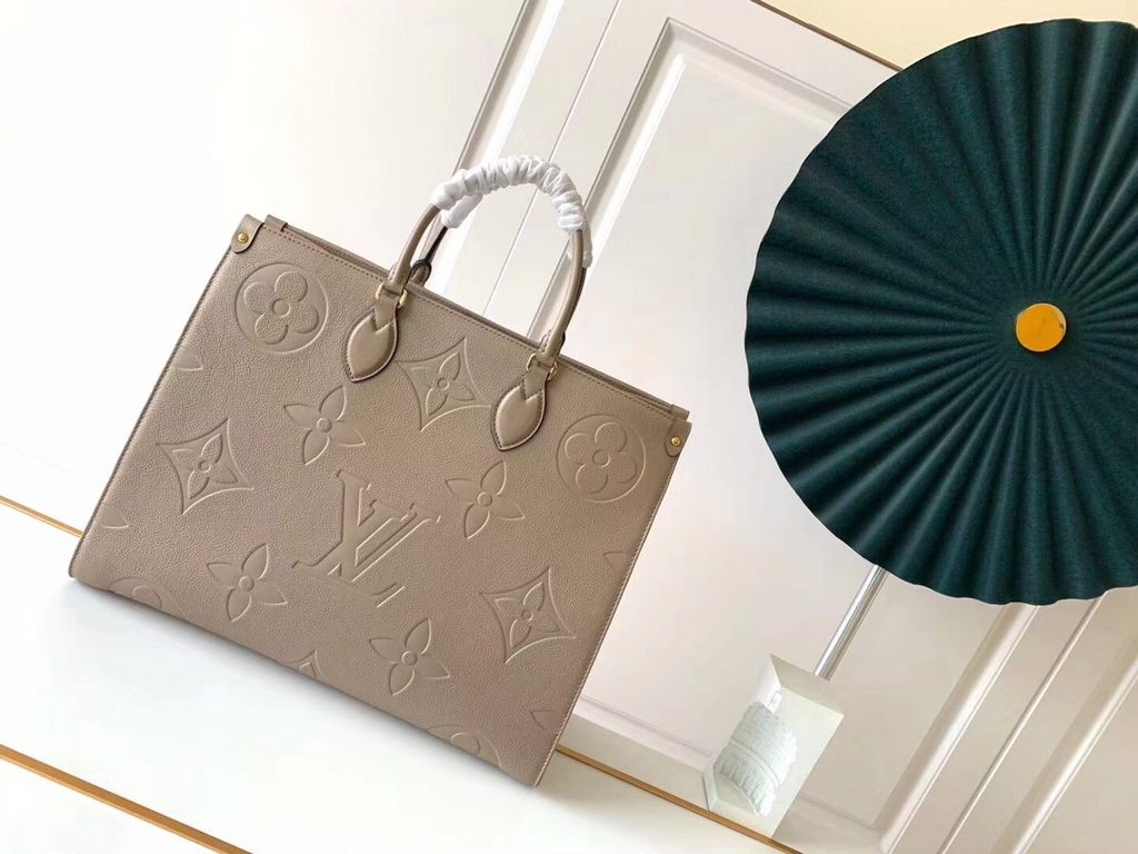 TopM44921 M44925ONTHEGO HANDBAG EMBOSSED For work, shopping or a weekend getaway, grab the Onthego handbag and go. The oversized Monogram print contrasts with the mini Monogram trim, and the ample lining gives it an edgy