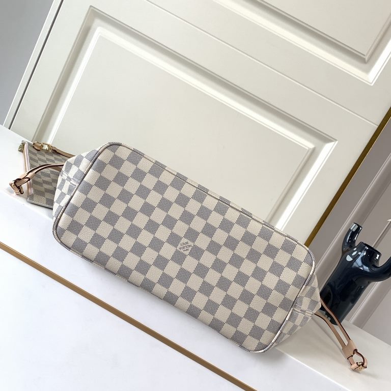 Top grade N41605 white check with powder The leather is genuine French grade A quality, handmade The details of the oiled edges are very delicate Size32x29x17