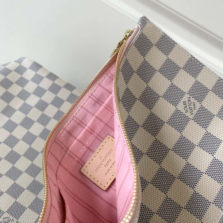 Top grade N41605 white check with powder The leather is genuine French grade A quality, handmade The details of the oiled edges are very delicate Size32x29x17