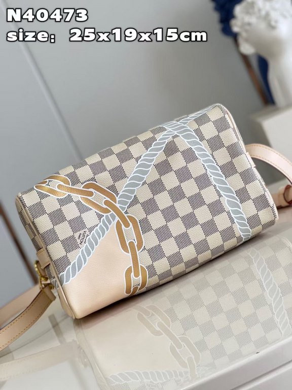 N40473 】This Speedy Bandoulière 25 bag is silkscreened in five colors with a nautical print of chains and ropes on Damier Azur canvas for a summery touch. Explore more carrying options with the rolled leather handles and