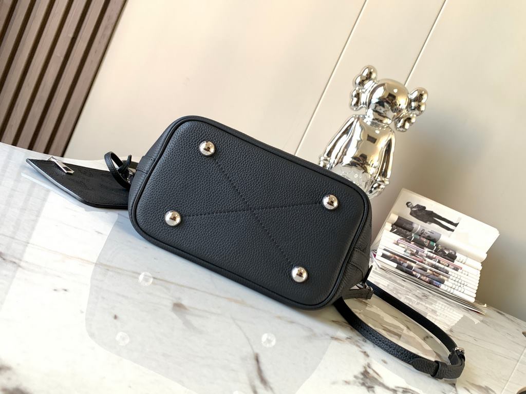 Special grade[ M21848 black].This Blossom pouch is made from openwork perforated cowhide leather for a laid-back, functional look. The interior compartment features a removable zippered pocket to hold your daily needs, h