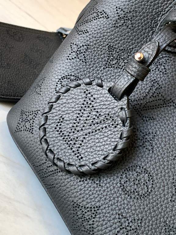 Special grade[ M21848 black].This Blossom pouch is made from openwork perforated cowhide leather for a laid-back, functional look. The interior compartment features a removable zippered pocket to hold your daily needs, h