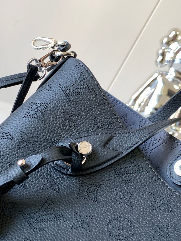 Special grade[ M21848 black].This Blossom pouch is made from openwork perforated cowhide leather for a laid-back, functional look. The interior compartment features a removable zippered pocket to hold your daily needs, h