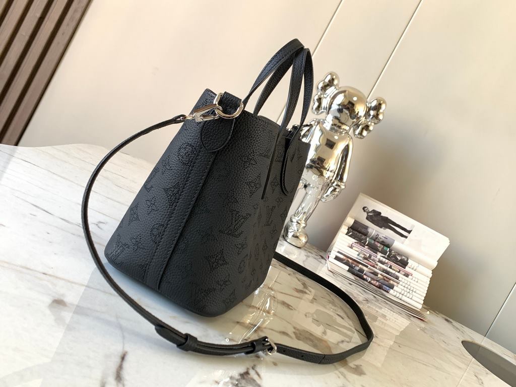 Special grade[ M21848 black].This Blossom pouch is made from openwork perforated cowhide leather for a laid-back, functional look. The interior compartment features a removable zippered pocket to hold your daily needs, h