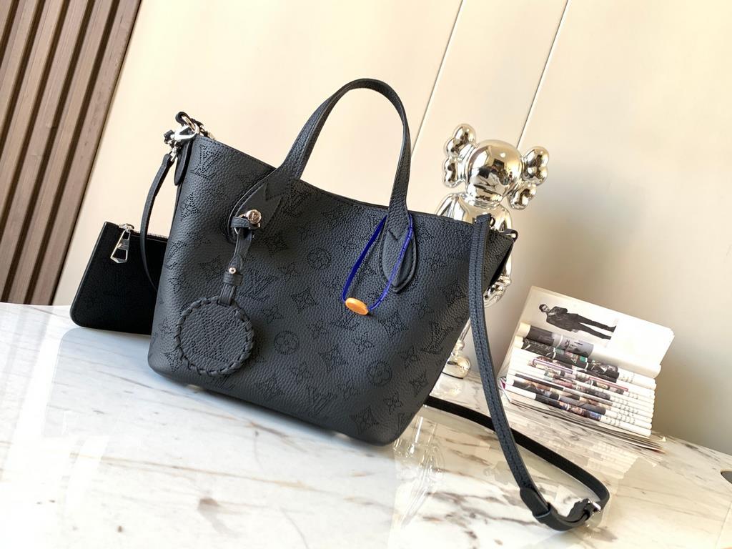 Special grade[ M21848 black].This Blossom pouch is made from openwork perforated cowhide leather for a laid-back, functional look. The interior compartment features a removable zippered pocket to hold your daily needs, h