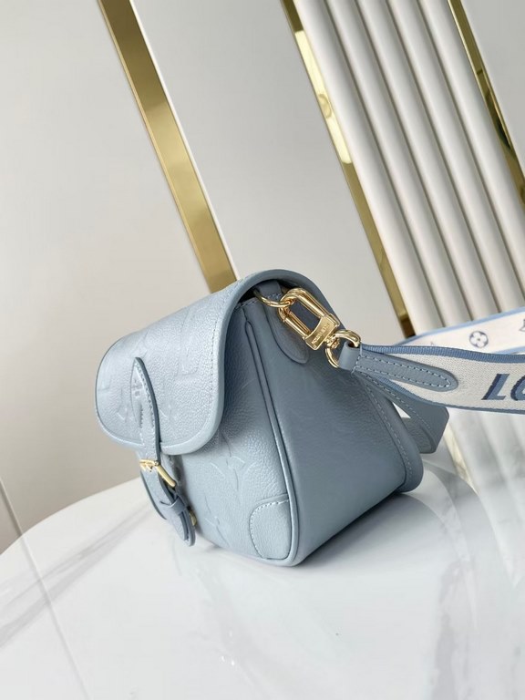 Top   Light BlueThis Diane handbag is made from Louis Vuitton's classic Monogram Empreinte embossed leather, with the brand's logo woven into the removable wide jacquard shoulder strap, m46846 light blue M46388 white m46