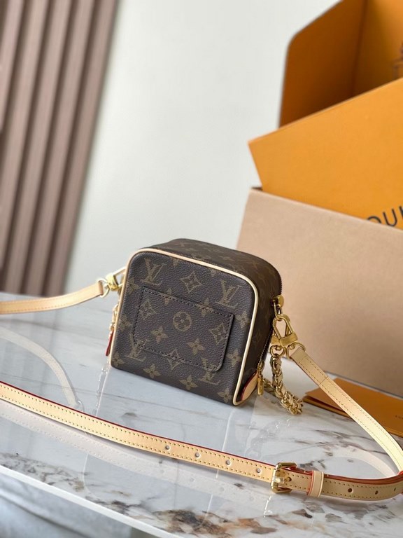 Top [Exclusive M47096 】 This Just In Case bag from the SpringSummer 2024 collection is a reinterpretation of Louis Vuitton's travel heritage by designer Nicolas Ghesquière in a new and stylishly ornate design in Monogram