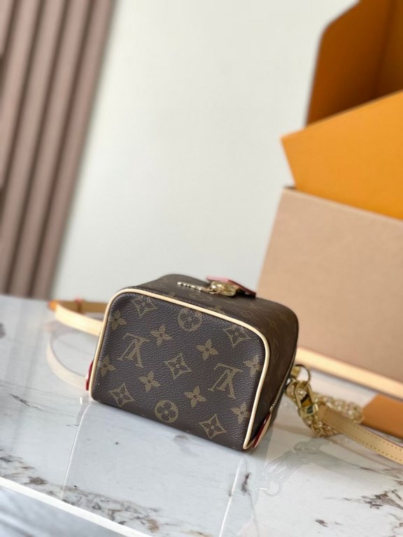 Top [Exclusive M47096 】 This Just In Case bag from the SpringSummer 2024 collection is a reinterpretation of Louis Vuitton's travel heritage by designer Nicolas Ghesquière in a new and stylishly ornate design in Monogram