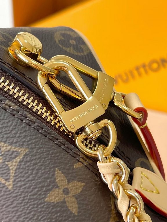 Top [Exclusive M47096 】 This Just In Case bag from the SpringSummer 2024 collection is a reinterpretation of Louis Vuitton's travel heritage by designer Nicolas Ghesquière in a new and stylishly ornate design in Monogram