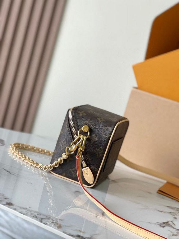 Top [Exclusive M47096 】 This Just In Case bag from the SpringSummer 2024 collection is a reinterpretation of Louis Vuitton's travel heritage by designer Nicolas Ghesquière in a new and stylishly ornate design in Monogram