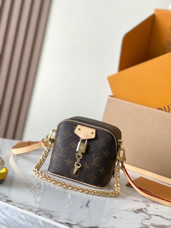 Top [Exclusive M47096 】 This Just In Case bag from the SpringSummer 2024 collection is a reinterpretation of Louis Vuitton's travel heritage by designer Nicolas Ghesquière in a new and stylishly ornate design in Monogram