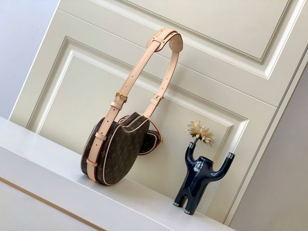 TopCroissant MM Corsage Bag] M46828Size 21 X 7 X 13cmThe Croissant MM bag from the Spring 2024 collection resembles the pea bag of 20 years ago, with a two-piece pea bag, an underarm bag, a shoulder bag, and a small coin