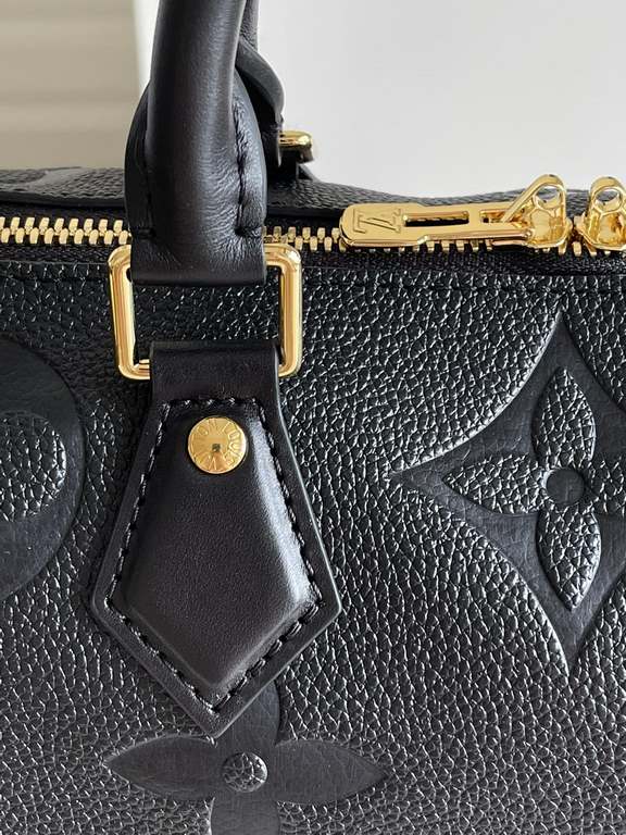 [EXCLUSIVE ACTUAL M58947 BLACK] Speedy Bandoulière 25 handbag with oversized LV letters embossed in Monogram Empreinte leather and a shoulder strap for added crossbody options. Dimensions 25.0 x 19.0 x 15.0 cm (L x H x W