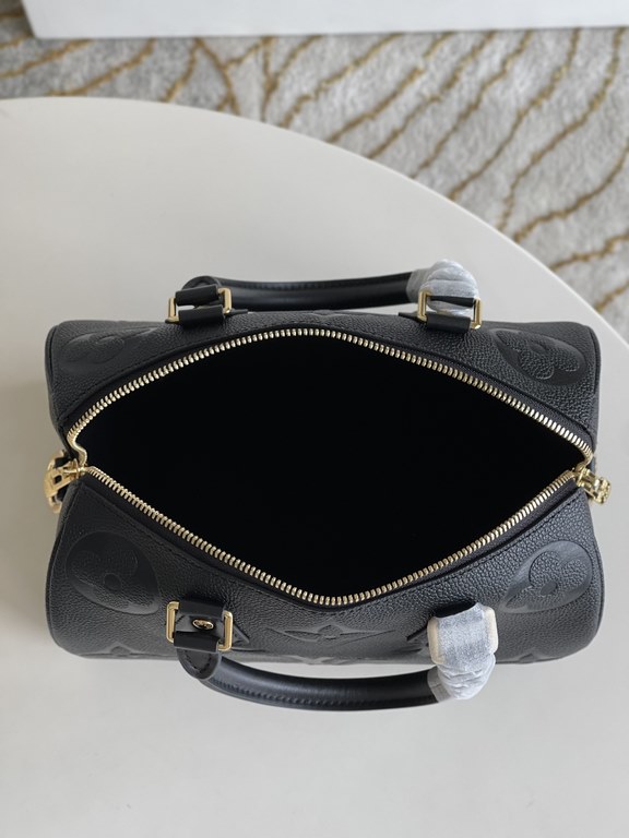 [EXCLUSIVE ACTUAL M58947 BLACK] Speedy Bandoulière 25 handbag with oversized LV letters embossed in Monogram Empreinte leather and a shoulder strap for added crossbody options. Dimensions 25.0 x 19.0 x 15.0 cm (L x H x W