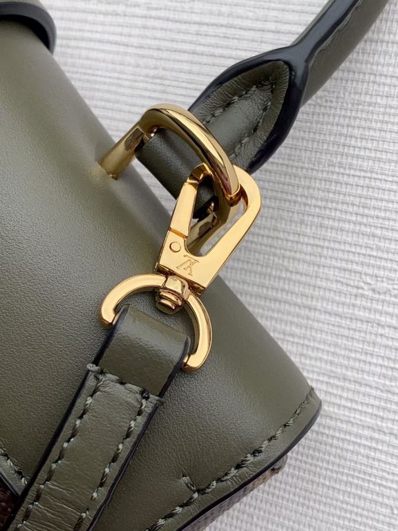 Top PremiumLOCKY BB HANDBAG M44797 GREEN In Monogram canvas and cowhide leather, this small but stylish Locky BB handbag with its eye-catching large gold padlock closure is both sophisticated and stylish. It can be carri