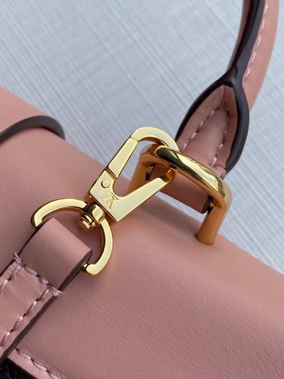 Top PremiumLOCKY BB HANDBAG M44080 PINK In Monogram canvas and cowhide leather, this small but stylish Locky BB handbag with its eye-catching large gold padlock closure combines sophistication and style. It can be carrie