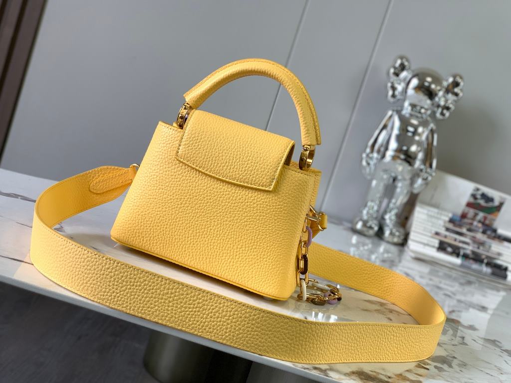 Special gradeM21798 Chicken Yellow Gold BuckleThis Capucines mini bag adds a fun, detachable chain to a classic design with metal and resin links, and a lustrous look in Taurillon leather, which is highlighted by a flap 