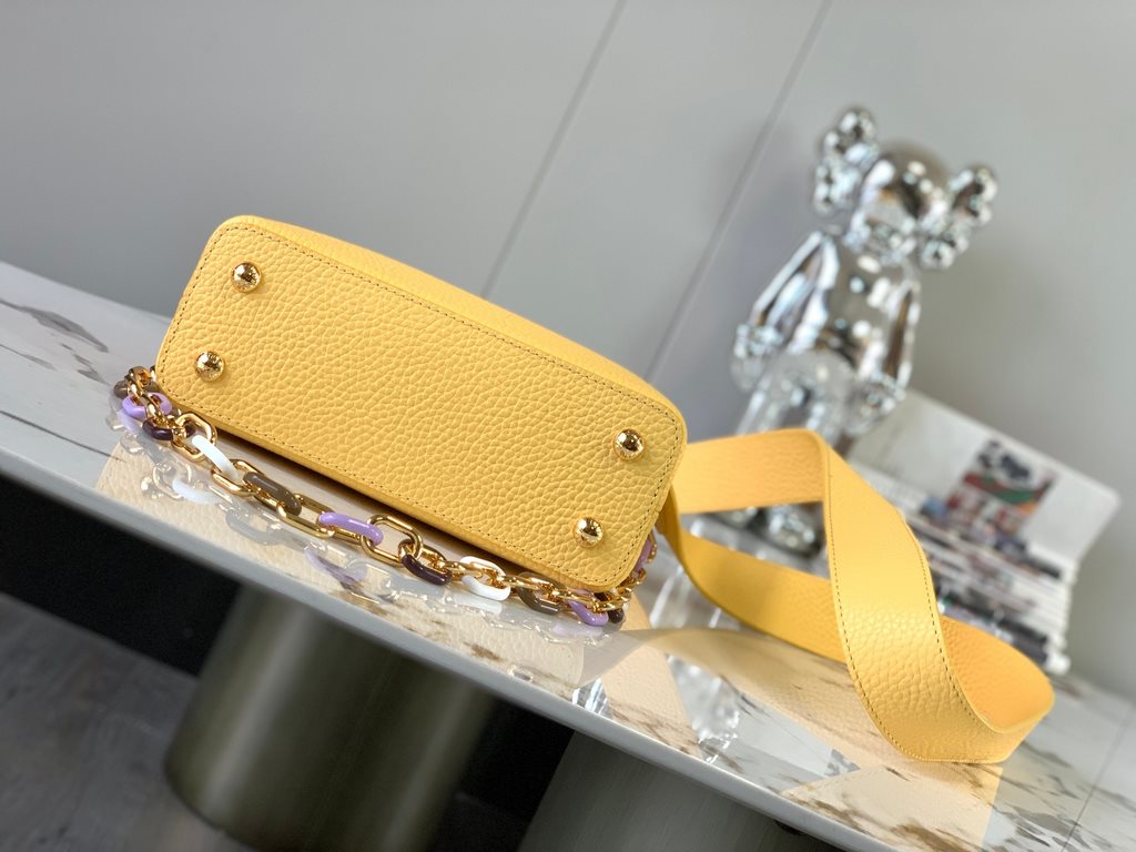 Special gradeM21798 Chicken Yellow Gold BuckleThis Capucines mini bag adds a fun, detachable chain to a classic design with metal and resin links, and a lustrous look in Taurillon leather, which is highlighted by a flap 