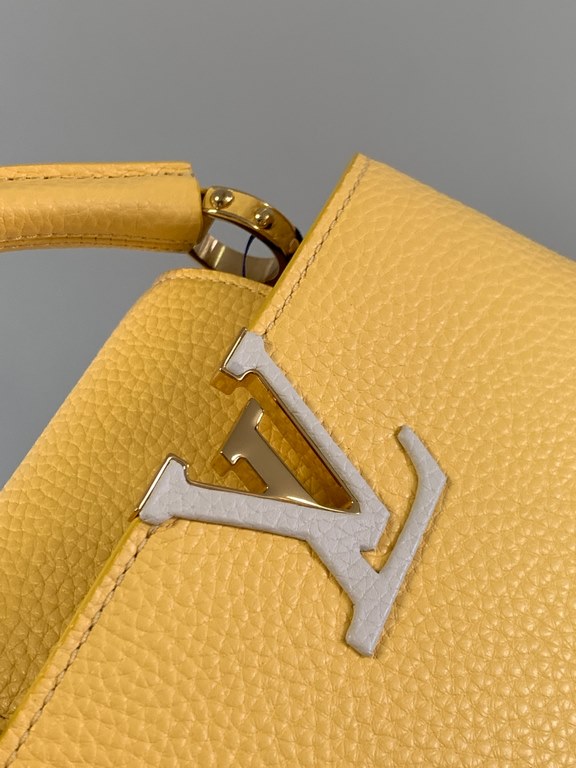 Special gradeM21798 Chicken Yellow Gold BuckleThis Capucines mini bag adds a fun, detachable chain to a classic design with metal and resin links, and a lustrous look in Taurillon leather, which is highlighted by a flap 