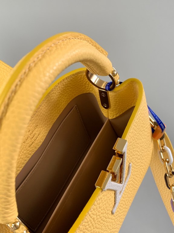 Special gradeM21798 Chicken Yellow Gold BuckleThis Capucines mini bag adds a fun, detachable chain to a classic design with metal and resin links, and a lustrous look in Taurillon leather, which is highlighted by a flap 