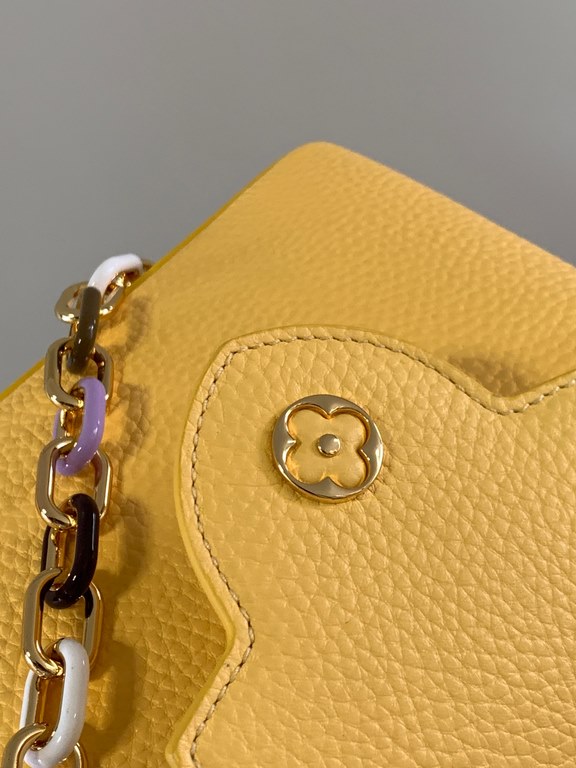 Special gradeM21798 Chicken Yellow Gold BuckleThis Capucines mini bag adds a fun, detachable chain to a classic design with metal and resin links, and a lustrous look in Taurillon leather, which is highlighted by a flap 