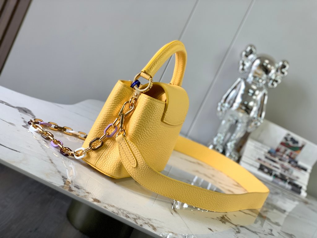 Special gradeM21798 Chicken Yellow Gold BuckleThis Capucines mini bag adds a fun, detachable chain to a classic design with metal and resin links, and a lustrous look in Taurillon leather, which is highlighted by a flap 