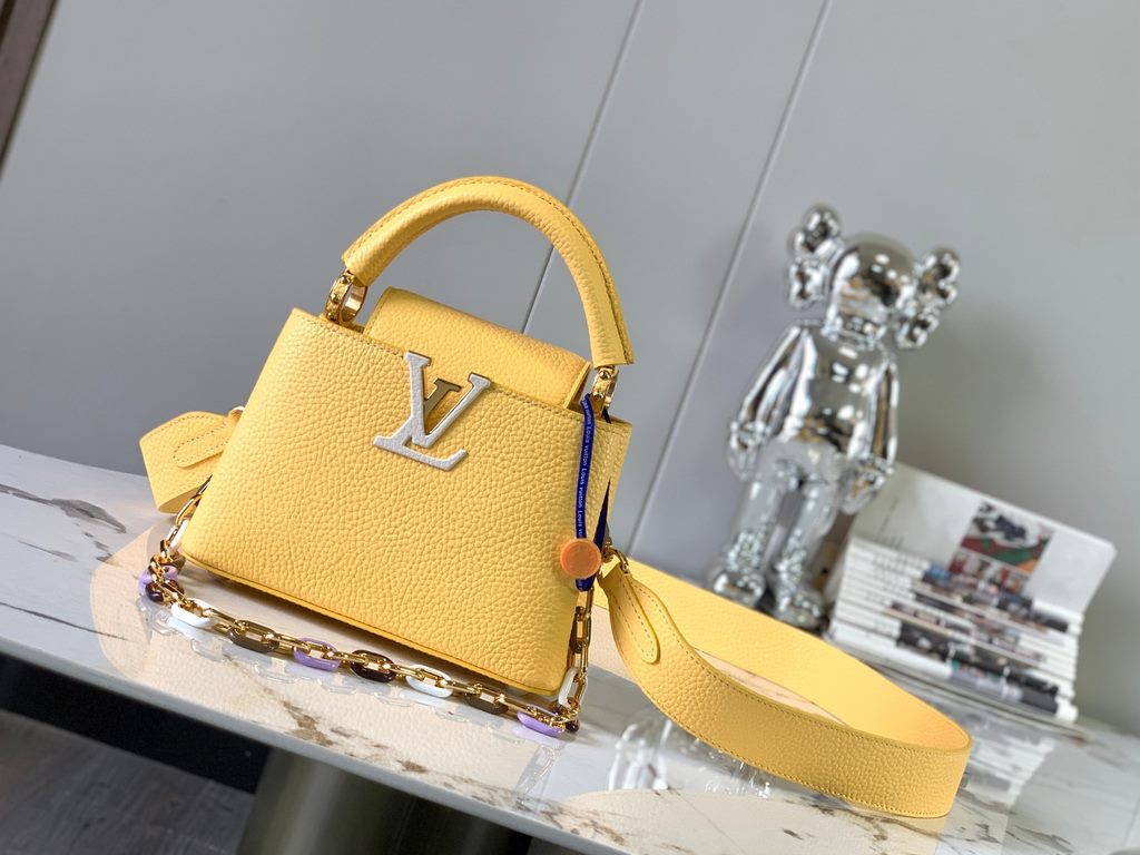 Special gradeM21798 Chicken Yellow Gold BuckleThis Capucines mini bag adds a fun, detachable chain to a classic design with metal and resin links, and a lustrous look in Taurillon leather, which is highlighted by a flap 