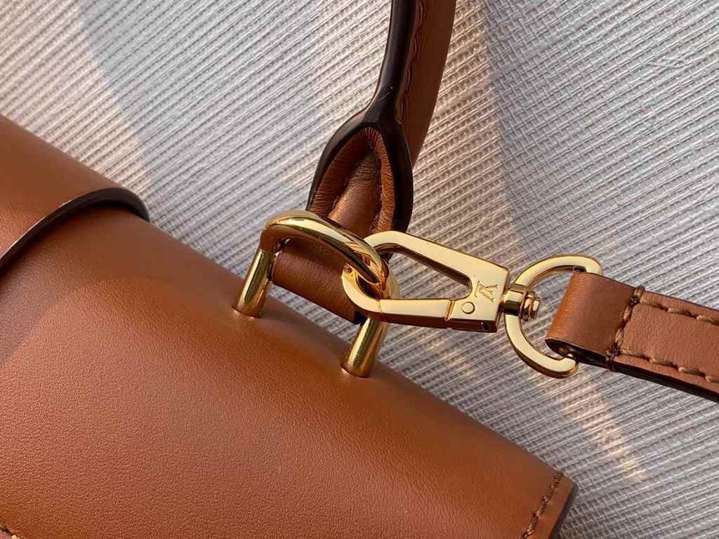 Top PremiumLOCKY BB HANDBAG M44654 CARAMEL This small but stylish Locky BB handbag in Monogram canvas and cowhide leather with an eye-catching large gold padlock closure combines sophistication and style. It can be carri