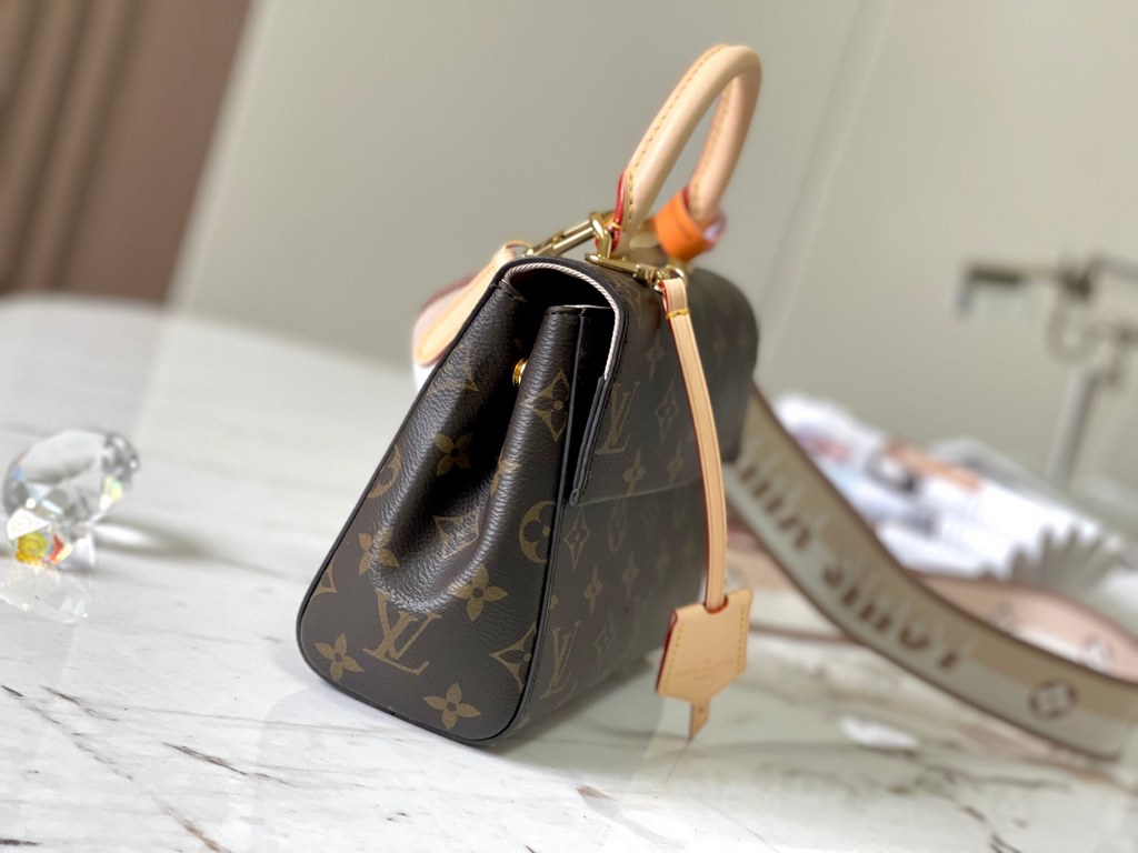 M46055 old flower leather is Italy A grade leather is in the quality, hardware, fabrics, handmade, oil edge, A grade production, the picture is consistent with the product, with a full set of packaging. Size20x16x7.5CM