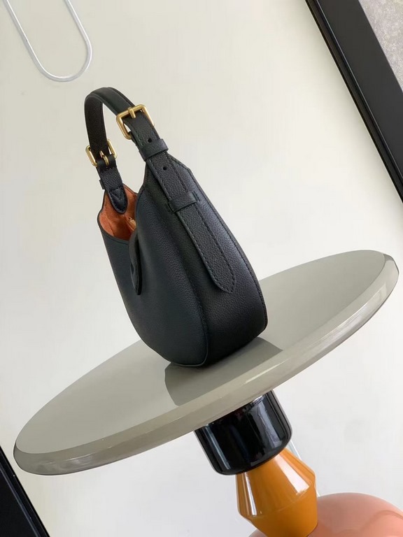 Top M24611 M24990This Low Key Shoulder Bag reaffirms the brand's mastery of craftsmanship with its gorgeous design. In soft cowhide leather in a subdued palette, the adjustable shoulder strap and suede lining add a sophi