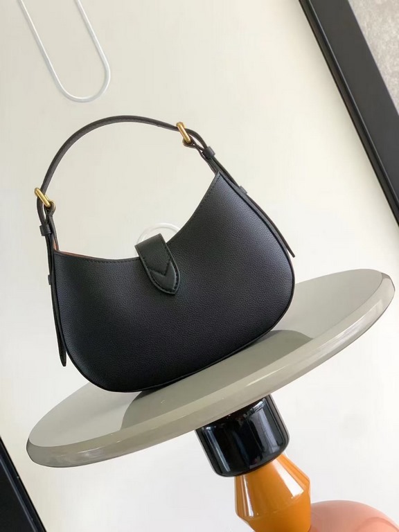 Top M24611 M24990This Low Key Shoulder Bag reaffirms the brand's mastery of craftsmanship with its gorgeous design. In soft cowhide leather in a subdued palette, the adjustable shoulder strap and suede lining add a sophi