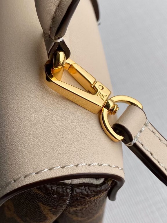 Top quality PremiumLocky BB Handbag M44653 Cream This compact and stylish Locky BB handbag in Monogram canvas and cowhide leather with an eye-catching large golden V padlock closure combines sophistication and style. It 