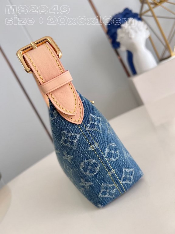 The M82949 Hills Pochette clutch is crafted from Monogram Denim canvas woven from certified denim cotton and finished with a sandwash texture to accentuate the sharp lines. With an adjustable shoulder strap for short-sho