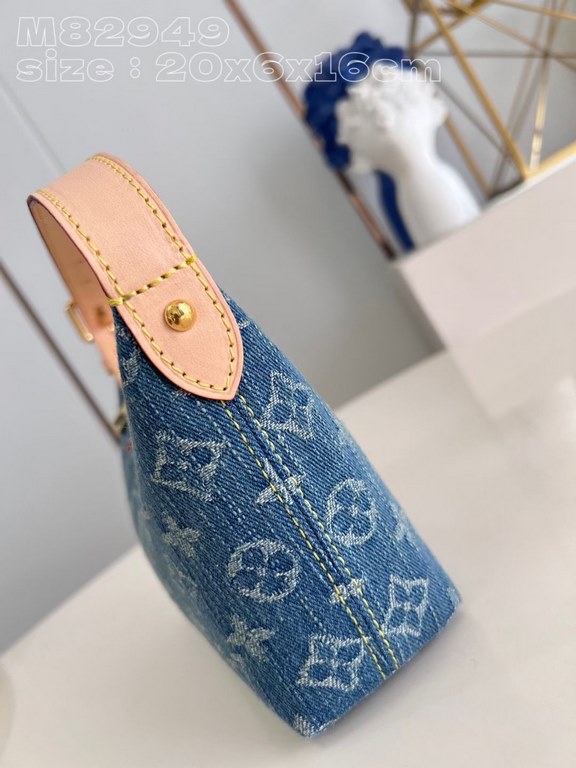 The M82949 Hills Pochette clutch is crafted from Monogram Denim canvas woven from certified denim cotton and finished with a sandwash texture to accentuate the sharp lines. With an adjustable shoulder strap for short-sho