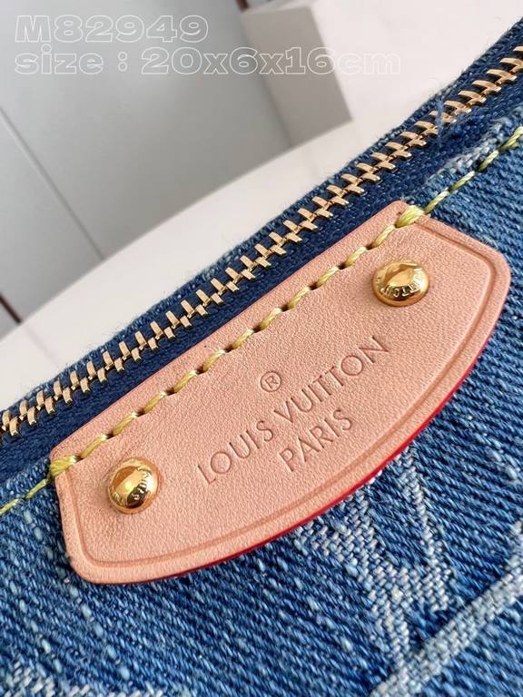 The M82949 Hills Pochette clutch is crafted from Monogram Denim canvas woven from certified denim cotton and finished with a sandwash texture to accentuate the sharp lines. With an adjustable shoulder strap for short-sho