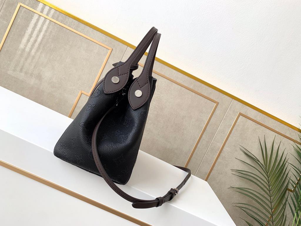 SpecialtyHINA small handbag with double design, spring buckle in the middle of the bag, foldable, stretchable, switch between tote bag and modern bucket bag, cut from calf leather with cut-outs, lightweight and comfortab