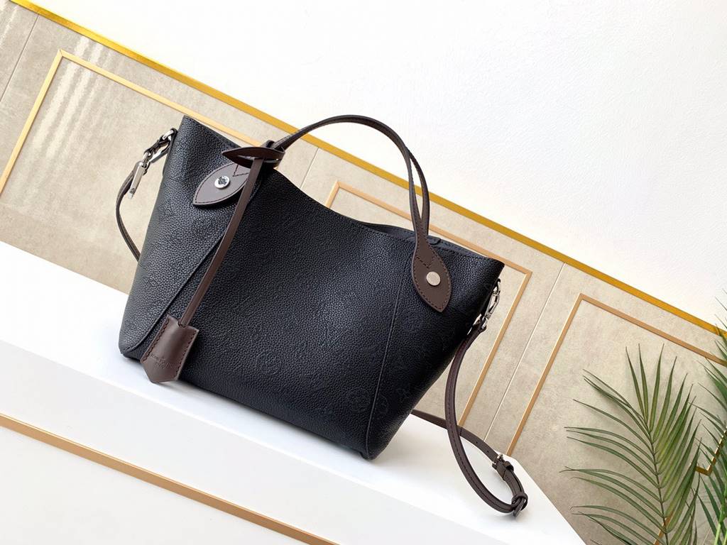 SpecialtyHINA small handbag with double design, spring buckle in the middle of the bag, foldable, stretchable, switch between tote bag and modern bucket bag, cut from calf leather with cut-outs, lightweight and comfortab